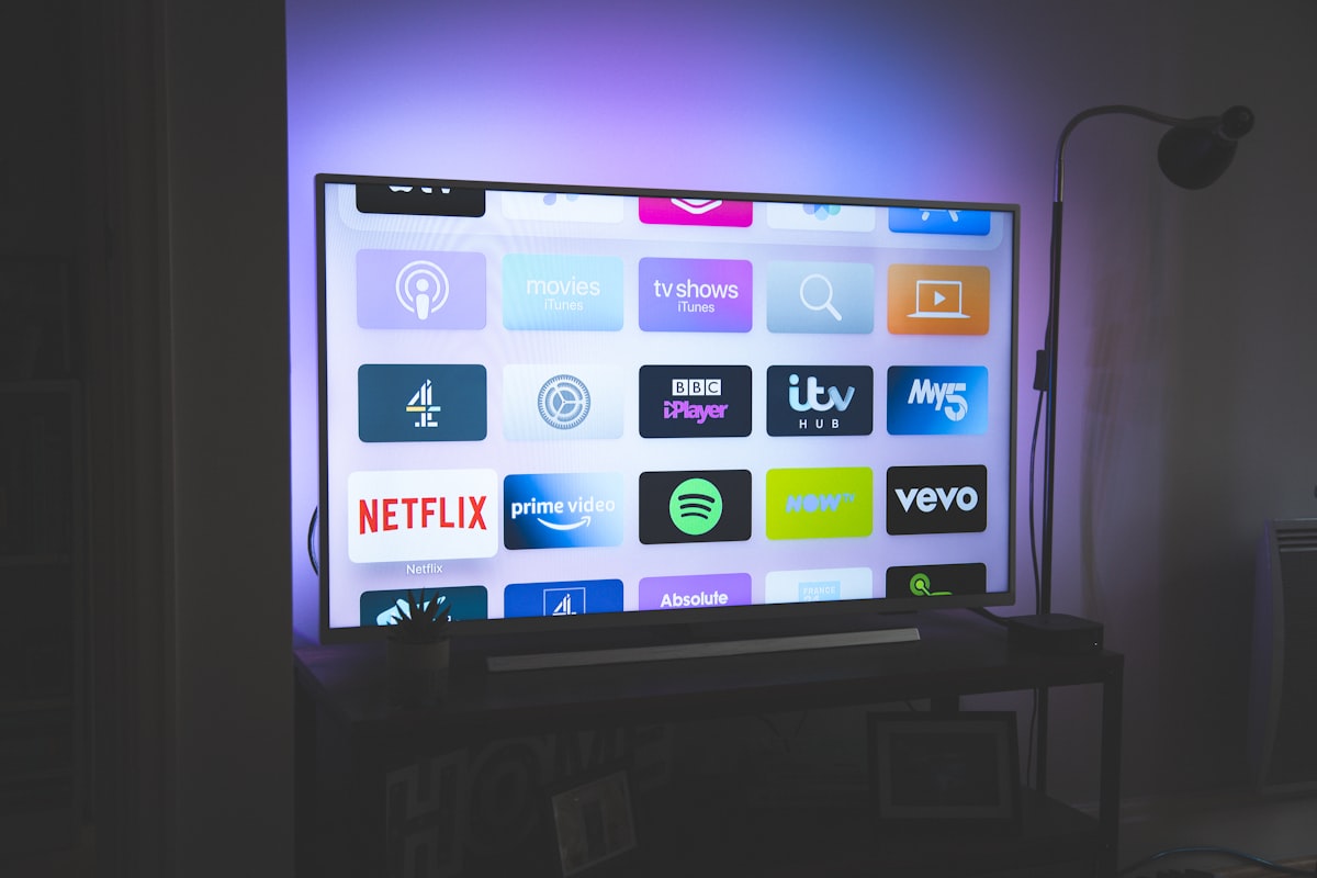 Comparativa de sistemas operativos Smart TV Samsung Tizen, LG webOS y Android TV para IPTV