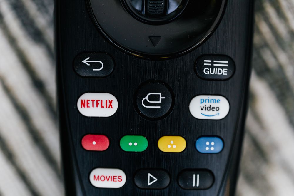 Fire TV Stick con menú de búsqueda para instalar apps IPTV