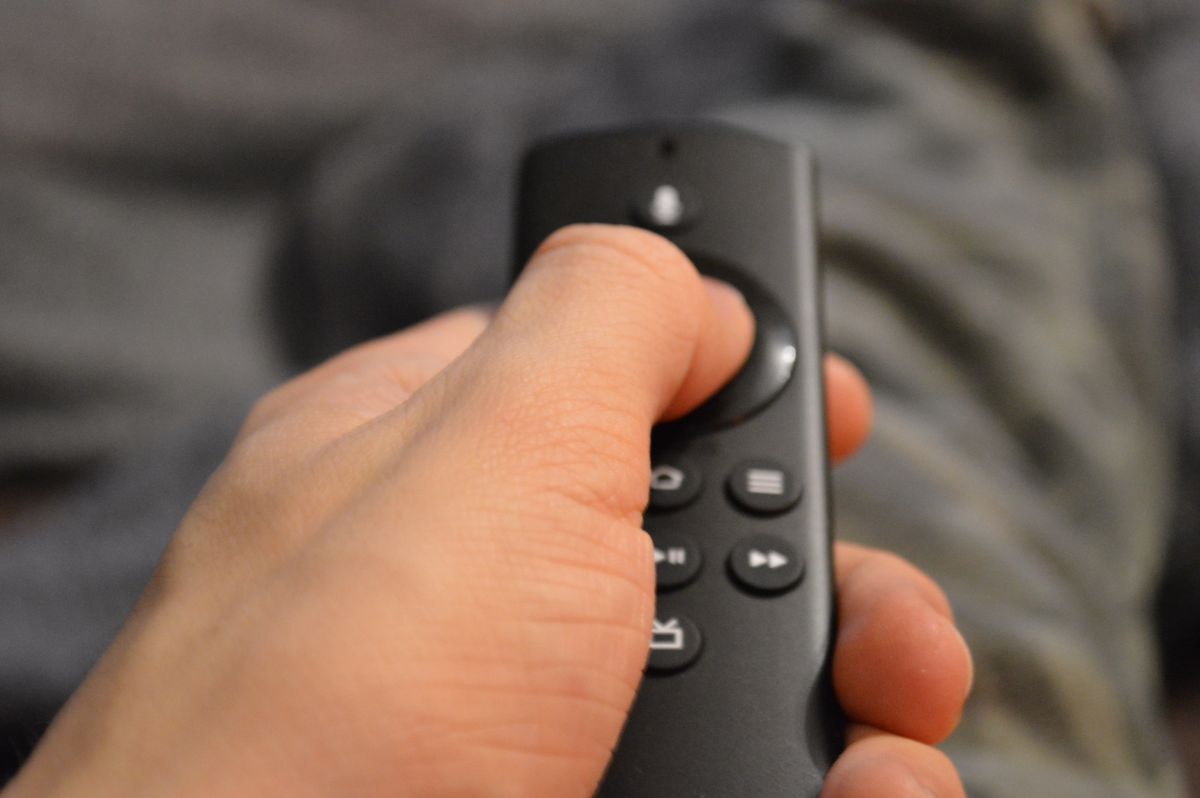 Fire TV Stick con app IPTV instalándose