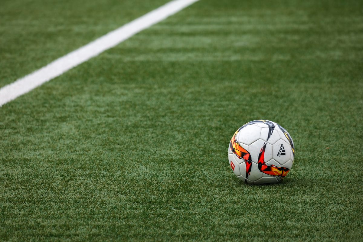 Balón de fútbol con pantalla de IPTV emitiendo La Liga
